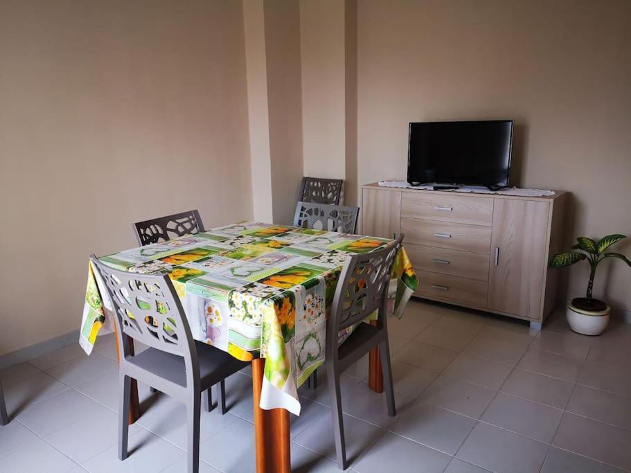 Lola, Holiday home
